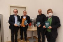 Die Speaker zusammen mit ihrem Buch